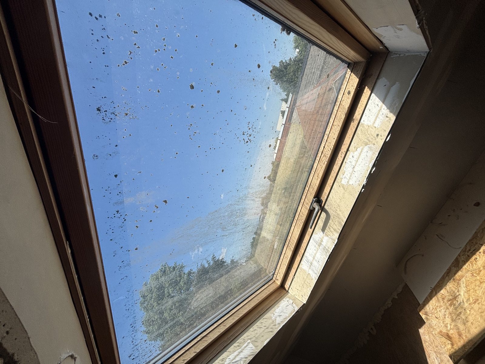 Velux avant nettoyage, couvert de saletés